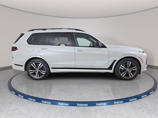 Mineral White Metallic 2025 BMW X7 M60i