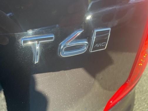 2016 Volvo XC90 T6 Momentum
