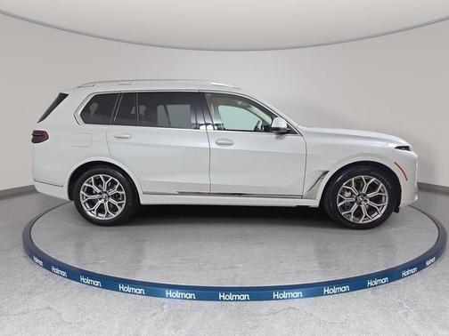 Mineral White Metallic 2026 BMW X7 xDrive40i