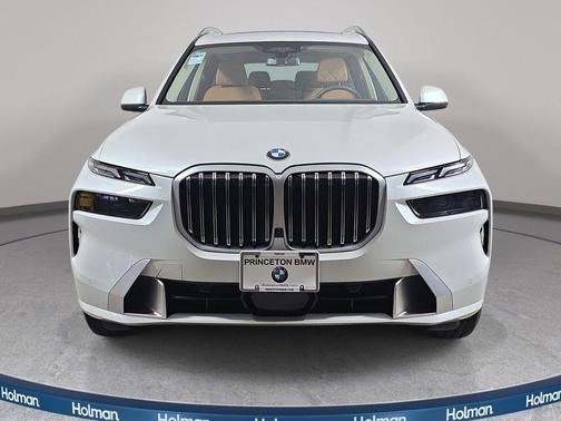 Mineral White Metallic 2026 BMW X7 xDrive40i