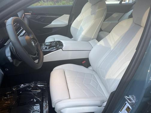 2025 BMW 530 i xDrive