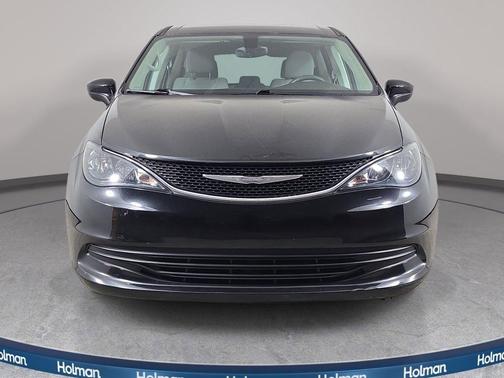 Brilliant Black Crystal Pearlcoat 2017 Chrysler Pacifica Touring