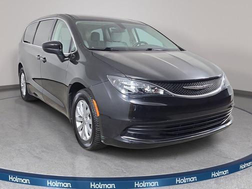 Brilliant Black Crystal Pearlcoat 2017 Chrysler Pacifica Touring