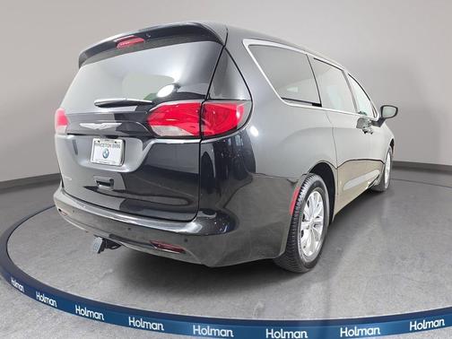 Brilliant Black Crystal Pearlcoat 2017 Chrysler Pacifica Touring