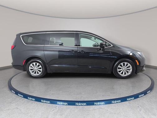 Brilliant Black Crystal Pearlcoat 2017 Chrysler Pacifica Touring