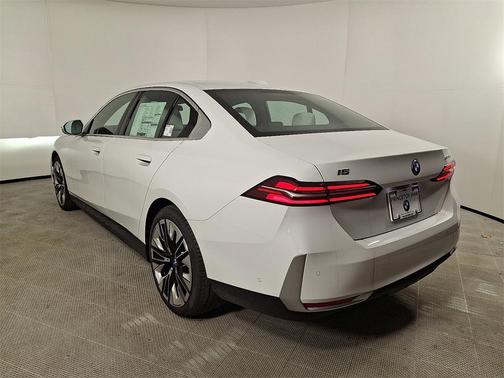 2025 BMW i5 xDrive40