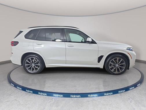 Mineral White Metallic 2024 BMW X5 xDrive40i