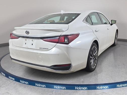 White Pearl 2024 Lexus ES 300h Luxury