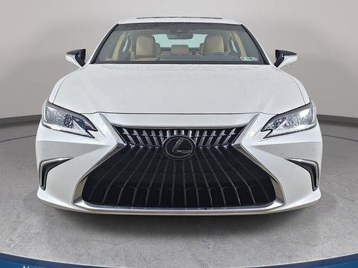 White Pearl 2024 Lexus ES 300h Luxury