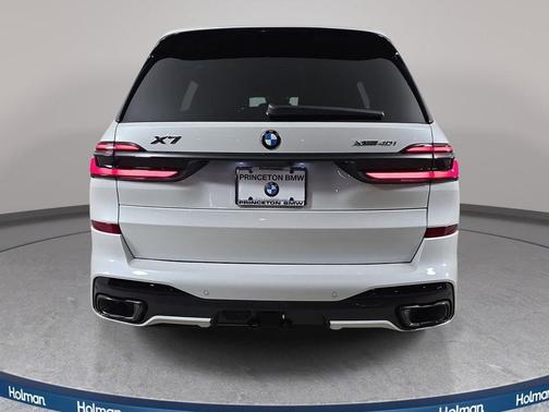 Mineral White Metallic 2026 BMW X7 xDrive40i