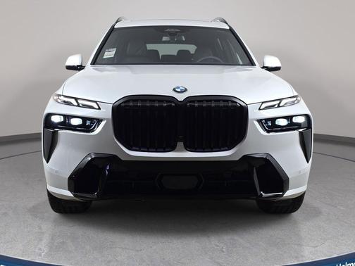 Mineral White Metallic 2026 BMW X7 xDrive40i