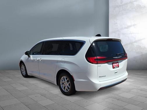 2023 Chrysler Pacifica Touring-L