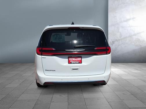 2023 Chrysler Pacifica Touring-L