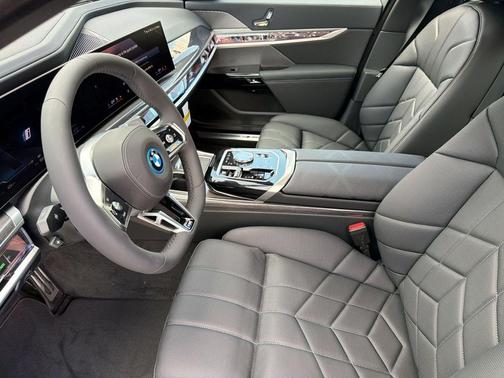 Black Sapphire Metallic 2026 BMW 750e i xDrive