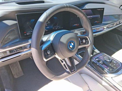 2025 BMW 750e i xDrive