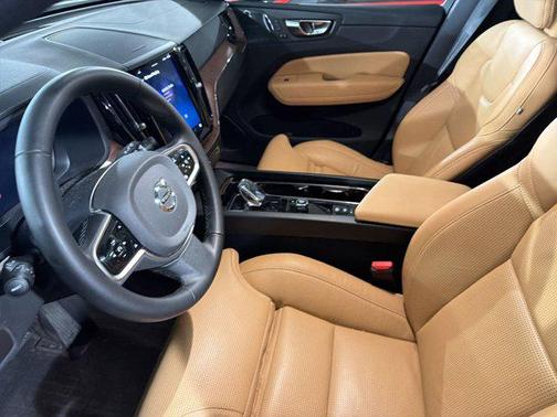 2025 Volvo XC60 B5 Ultra