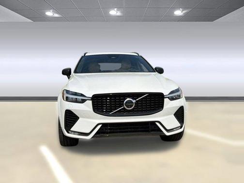 Crystal White Metallic 2025 Volvo XC60 B5 Ultra