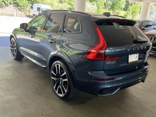 2024 Volvo XC60 B5 Ultimate Dark Theme