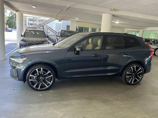 2024 Volvo XC60 B5 Ultimate Dark Theme