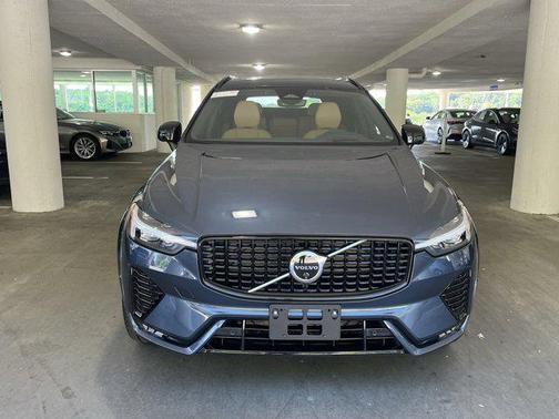2024 Volvo XC60 B5 Ultimate Dark Theme