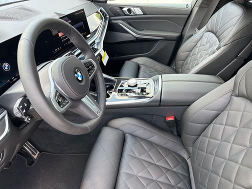 Skyscraper Grey Metallic 2027 BMW X7 xDrive40i