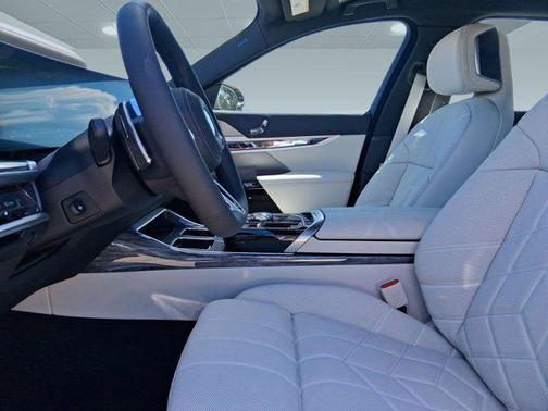 2025 BMW 740 i