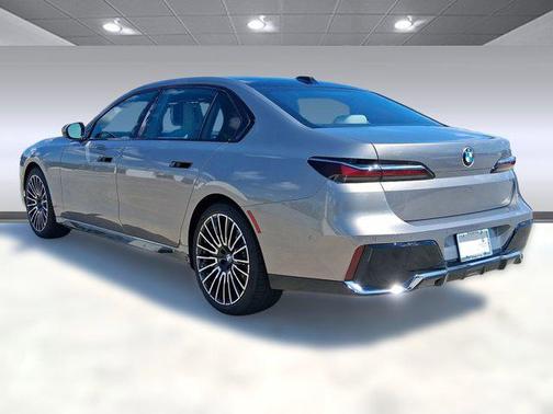 2025 BMW 740 i