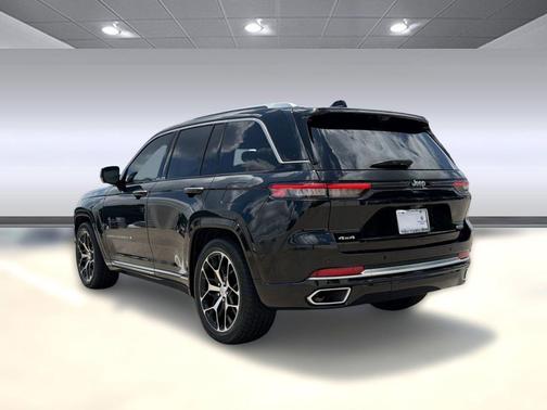 Diamond Black Crystal Pearlcoat 2023 Jeep Grand Cherokee Summit