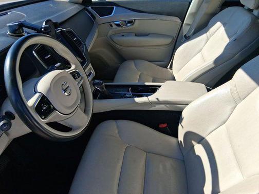 2021 Volvo XC90 T5 Momentum