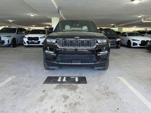 Diamond Black Crystal Pearlcoat 2024 Jeep Grand Cherokee Limited