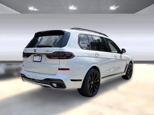 Mineral White Metallic 2027 BMW X7 xDrive40i