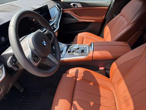 Mineral White Metallic 2027 BMW X7 xDrive40i
