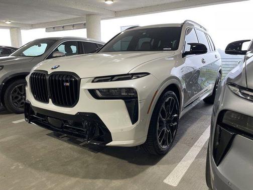 2023 BMW X7 M60i