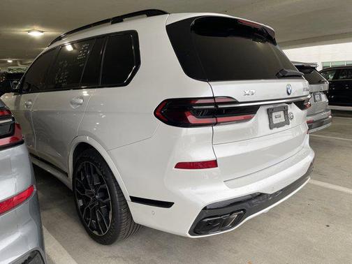 2023 BMW X7 M60i