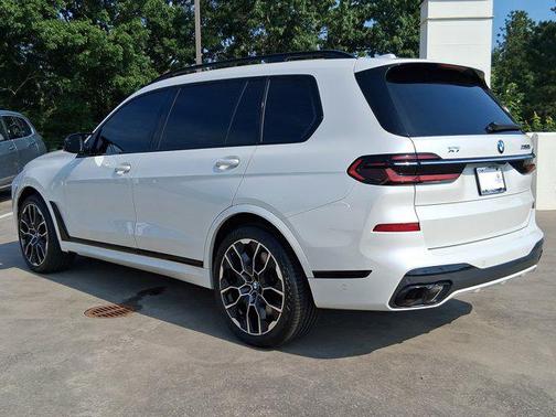 2023 BMW X7 M60i