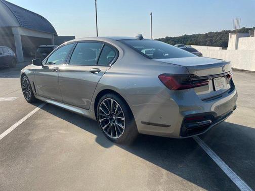 2022 BMW 740 i