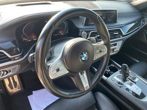 2022 BMW 740 i