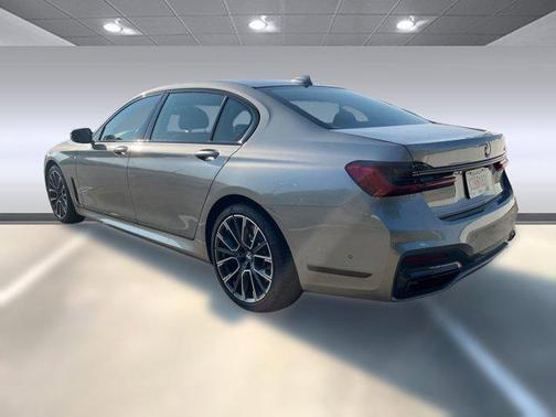 2022 BMW 740 i