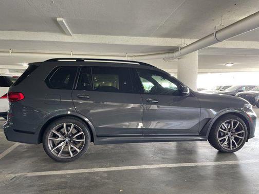 2022 BMW X7 M50i