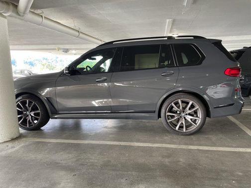 2022 BMW X7 M50i