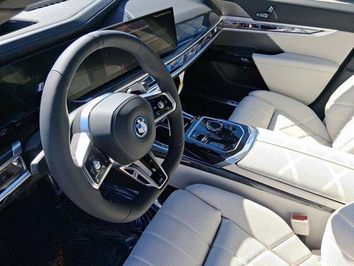 2026 BMW 750e i xDrive