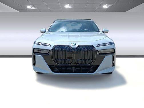 2025 BMW 740 i