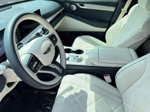 Uyuni White 2025 Genesis GV80 3.5T