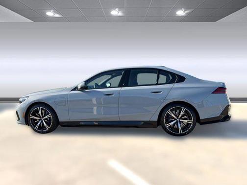 Brooklyn Grey Metallic 2026 BMW 550e xDrive