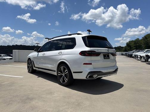 Mineral White Metallic 2023 BMW X7 xDrive40i
