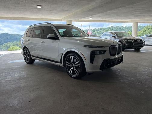 Mineral White Metallic 2023 BMW X7 xDrive40i