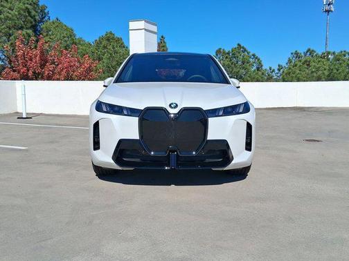 Mineral White Metallic 2026 BMW iX xDrive60