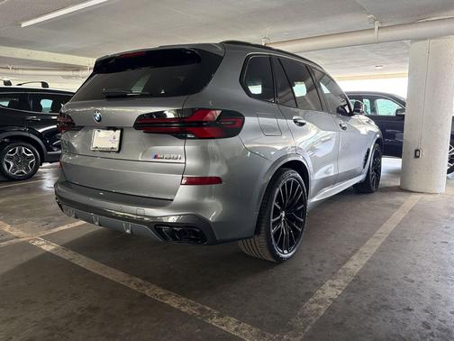 Skyscraper Grey Metallic 2024 BMW X5 M60i