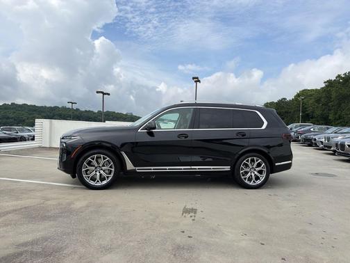 Black Sapphire Metallic 2024 BMW X7 xDrive40i