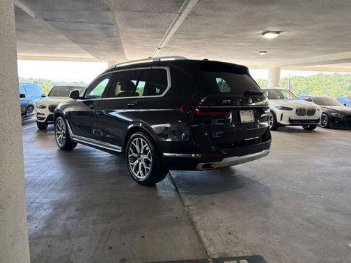 Black Sapphire Metallic 2024 BMW X7 xDrive40i